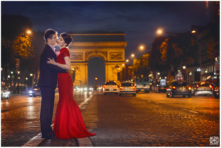 Paris arc de triomphe wedding photo