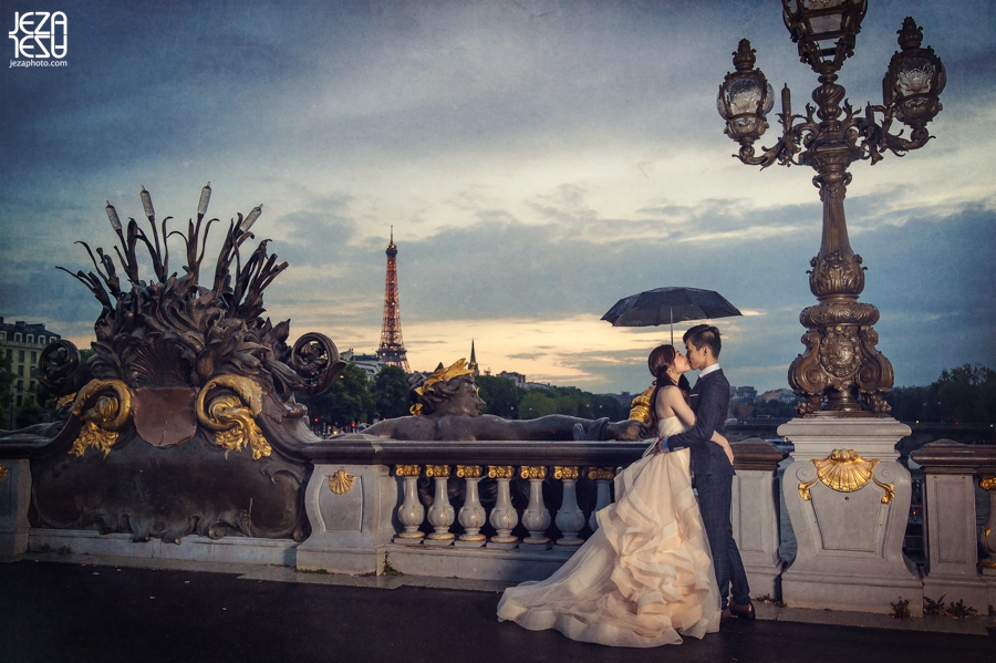 Don & Clara Paris Pre Wedding Engagement Photo shoot Pont Alexandre III