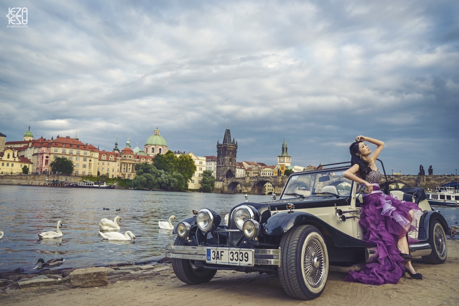 CZECH REPUBLIC – PRAGUE Charles Bridge Pre Wedding Engagement photo shoot
