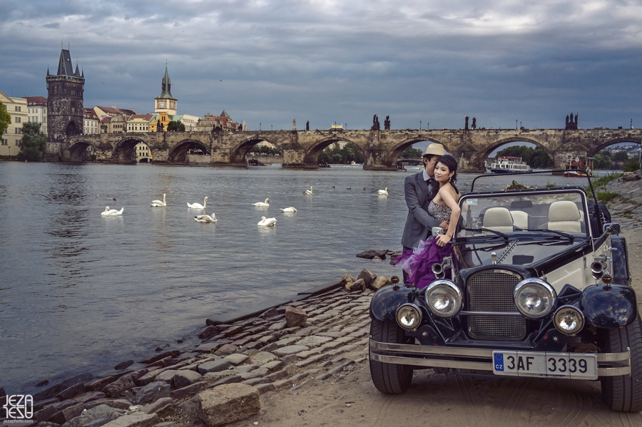 CZECH REPUBLIC – PRAGUE Charles Bridge Pre Wedding Engagement photo shoot