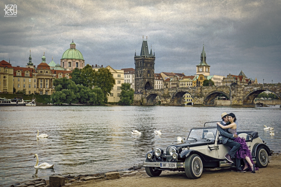 CZECH REPUBLIC – PRAGUE Charles Bridge Pre Wedding Engagement photo shoot