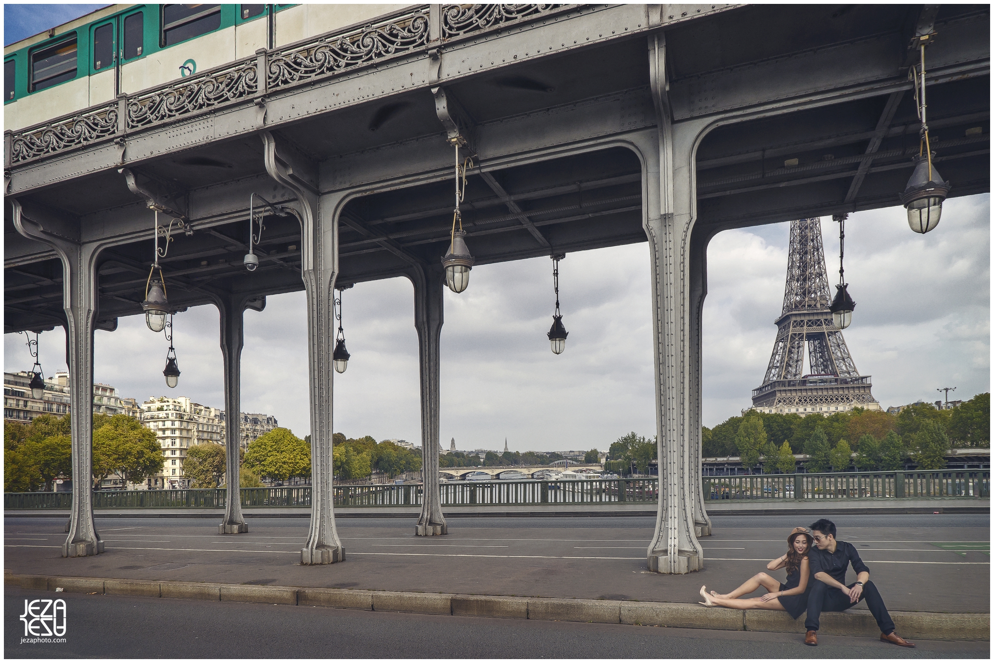 Alice + Kelvin Paris Pont de Bir-Hakeim inception bridge Pre-Wedding Photo session