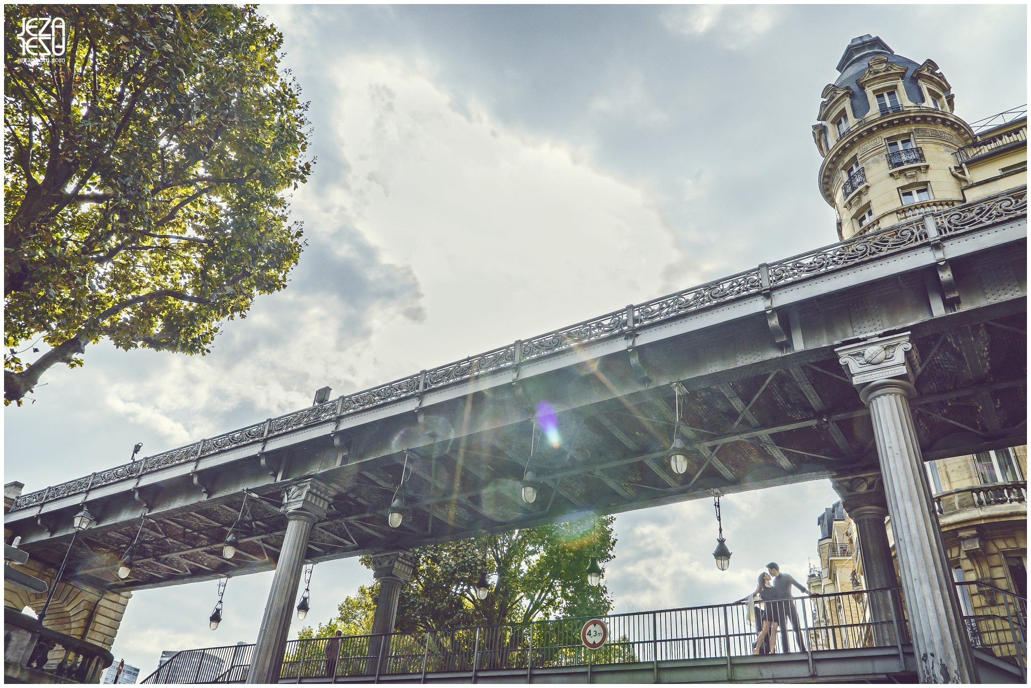 Alice + Kelvin Paris Pont de Bir-Hakeim inception bridge Pre-Wedding Photo session