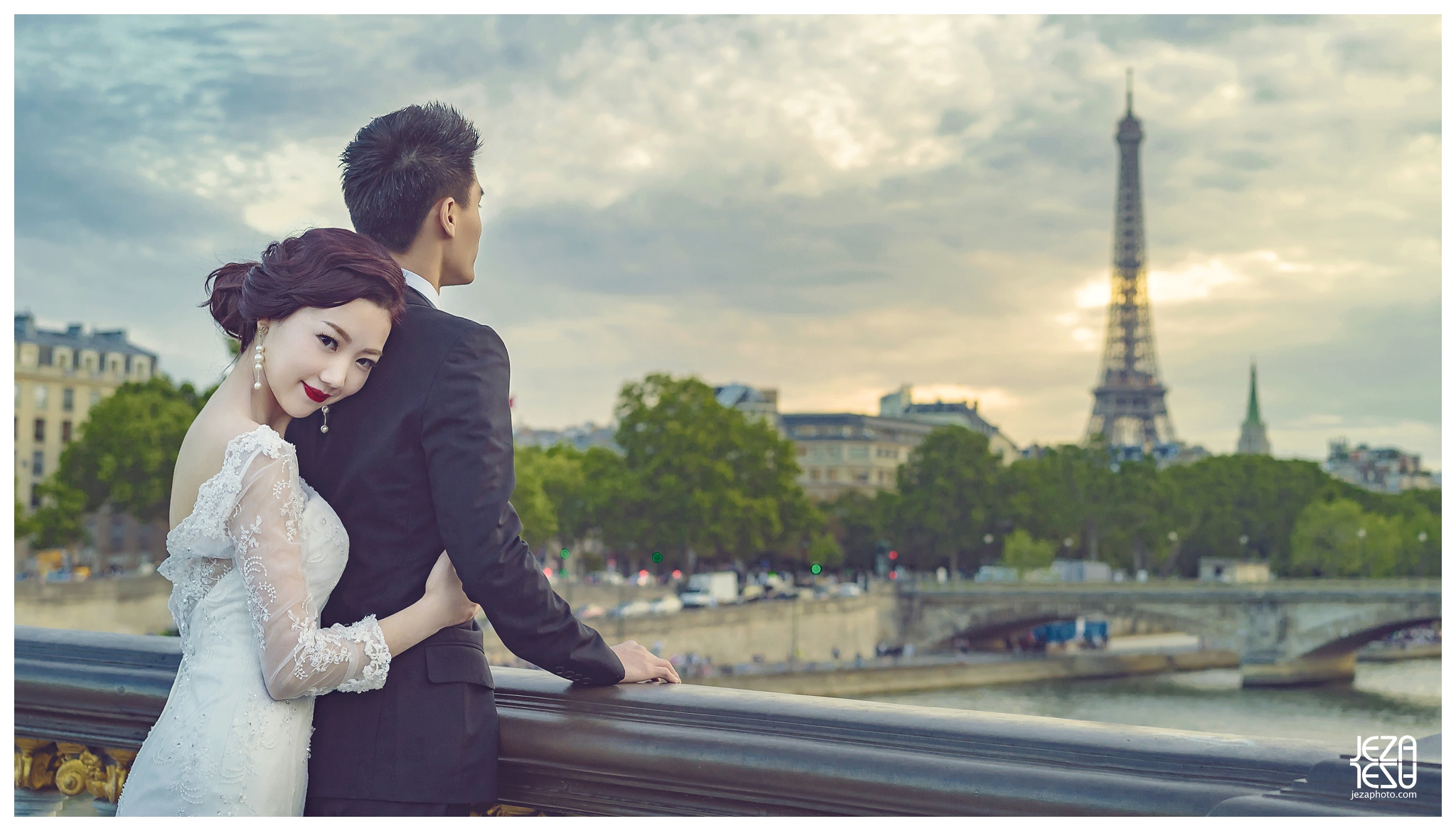 paris Pont Alexandre III The Eiffel Tower Musée du Louvre pre wedding engagement photo session by jeza photography zabrina deng and jeremy chan