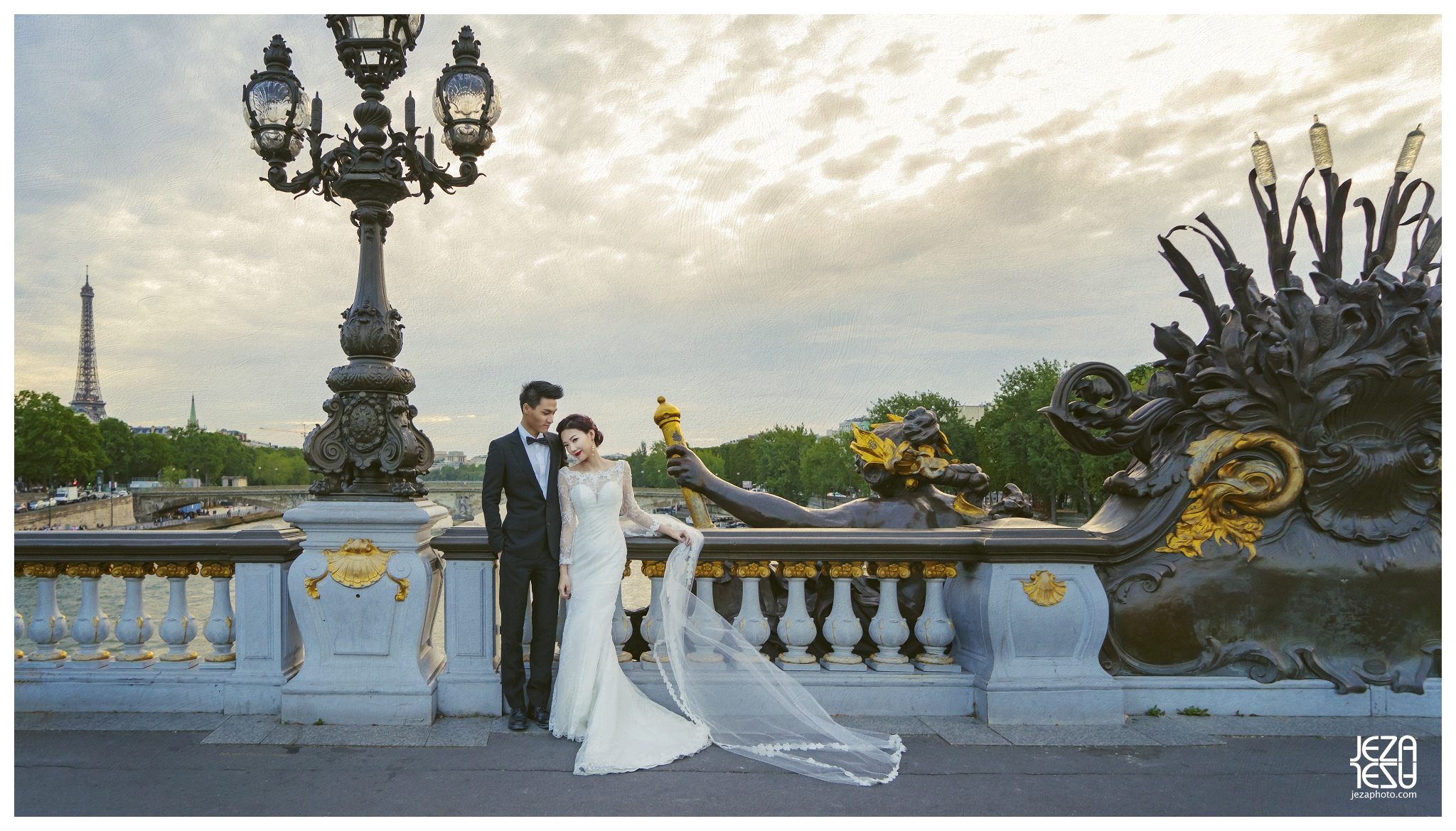 paris Pont Alexandre III The Eiffel Tower Musée du Louvre pre wedding engagement photo session by jeza photography zabrina deng and jeremy chan