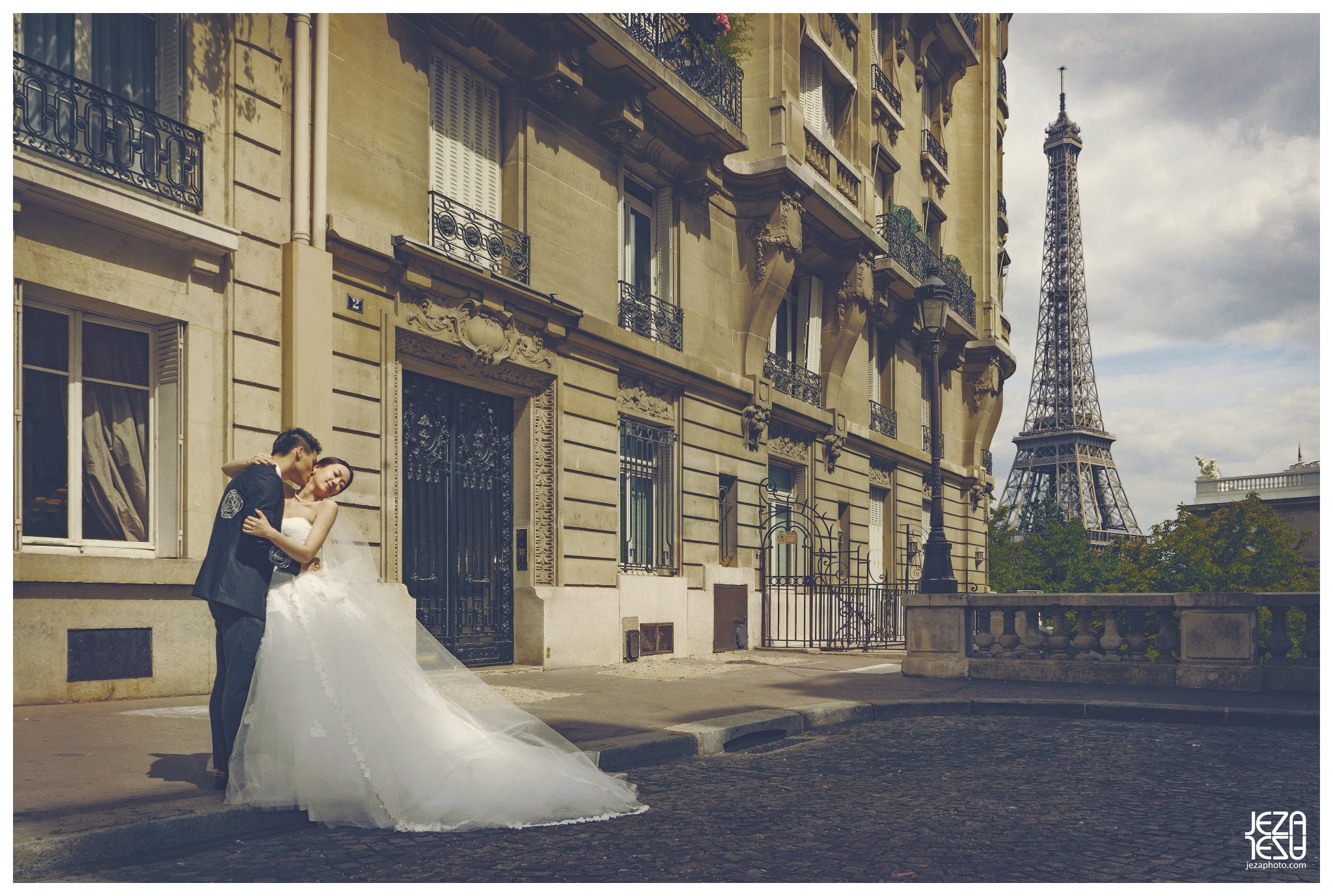 paris Pont Alexandre III The Eiffel Tower Musée du Louvre pre wedding engagement photo session by jeza photography zabrina deng and jeremy chan