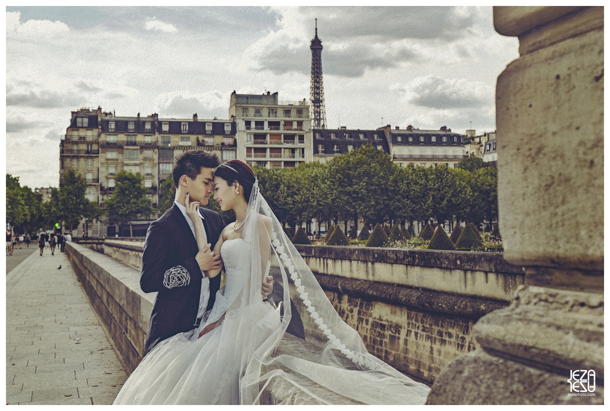 paris Pont Alexandre III The Eiffel Tower Musée du Louvre pre wedding engagement photo session by jeza photography zabrina deng and jeremy chan